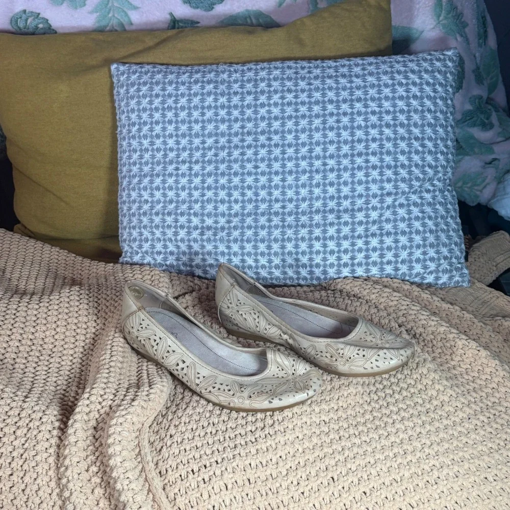 Baretraps Beige Cutout Ballet Flats Women's‎ 7M Memory Foam Comfort Shoes